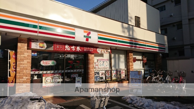 コンビニ　セブンイレブン（コンビニ）まで886m
