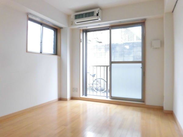 居室・リビング　角部屋２面採光！