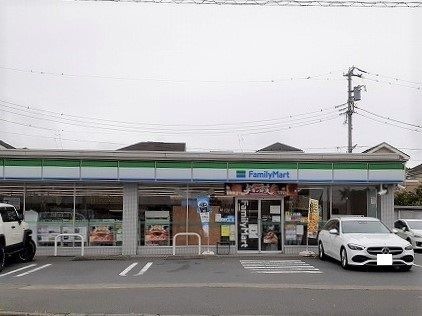 コンビニ　ファミリーマート（コンビニ）まで550m