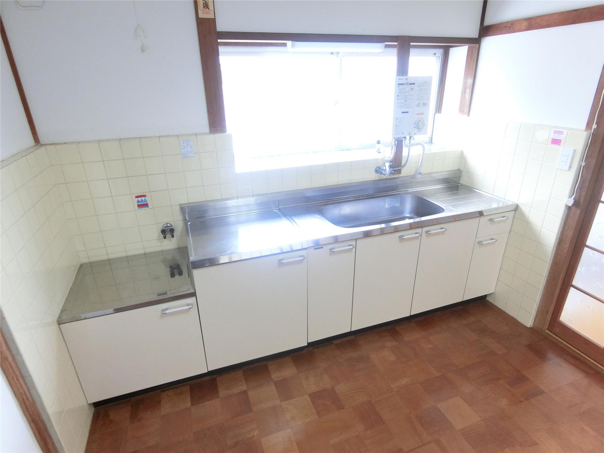 キッチン　窓が大きく手元が明るく調理しやすいキッチン♪