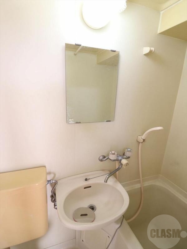 洗面設備　鏡付きの洗面台