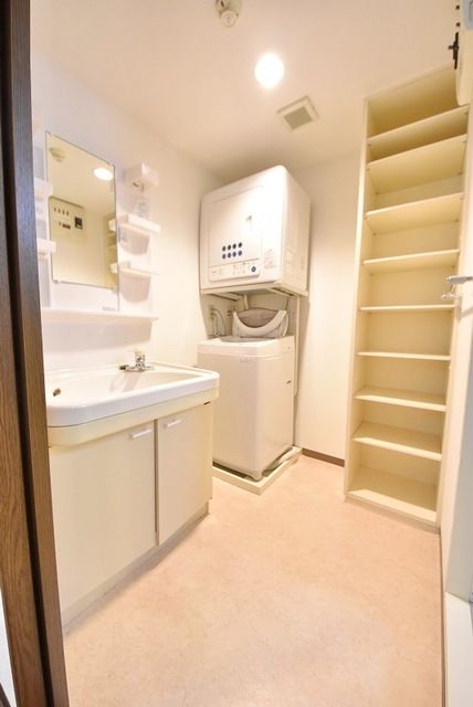 洗面設備　脱衣所のちょっとした収納棚が嬉しいですね