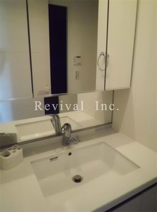 洗面設備　清潔感のある水回り、大きな独立洗面台です