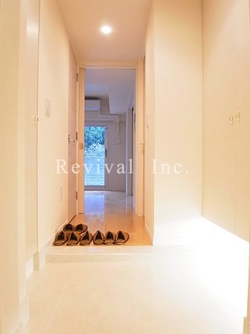 玄関　玄関部分も収納豊富です