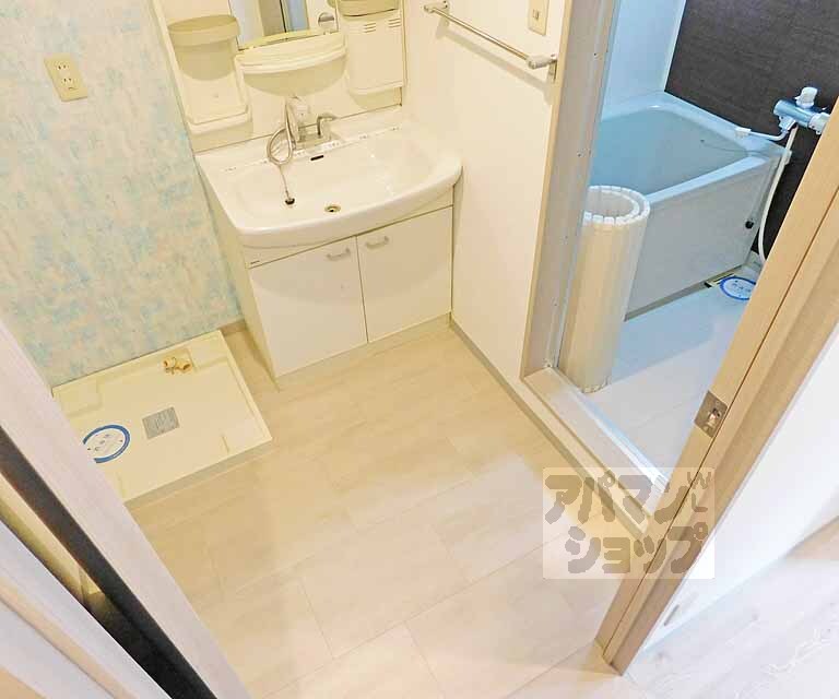 洗面設備　アクセントクロスでお洒落に仕上がってます。