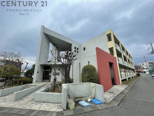 建物外観　オートロックで外部の人間が簡単に出入りできないため安心です。