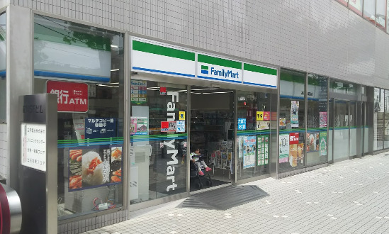 コンビニ　ファミリーマート 横浜星川駅前店（コンビニ）まで200m