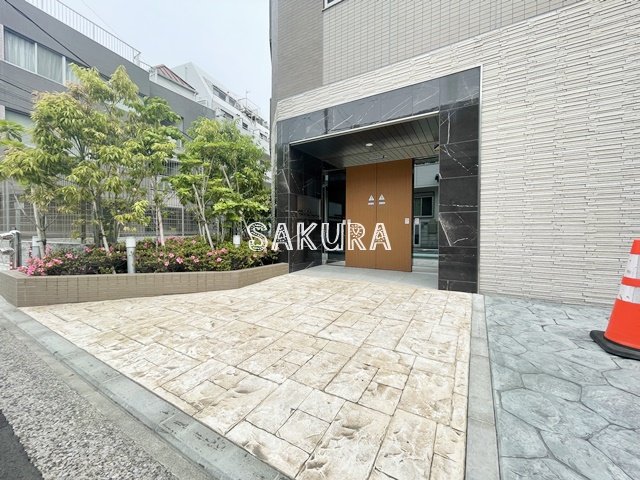 エントランス　重厚感のある建物デザイン♪