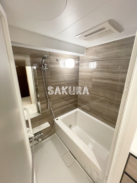 バス・シャワールーム　嬉しい追い焚き・浴室乾燥機付きです♪