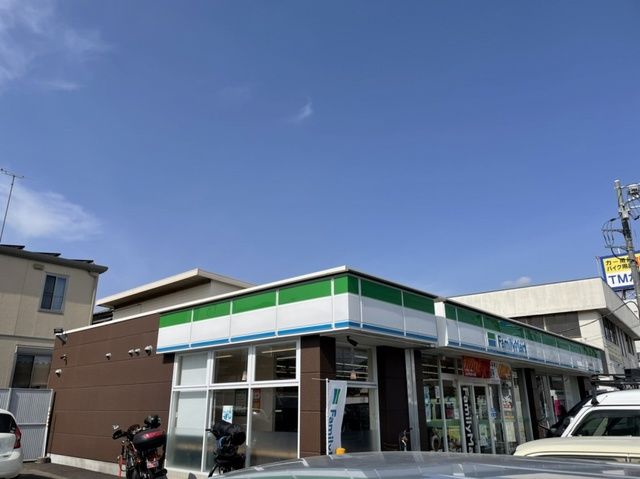 コンビニ　ファミリーマート（コンビニ）まで500m