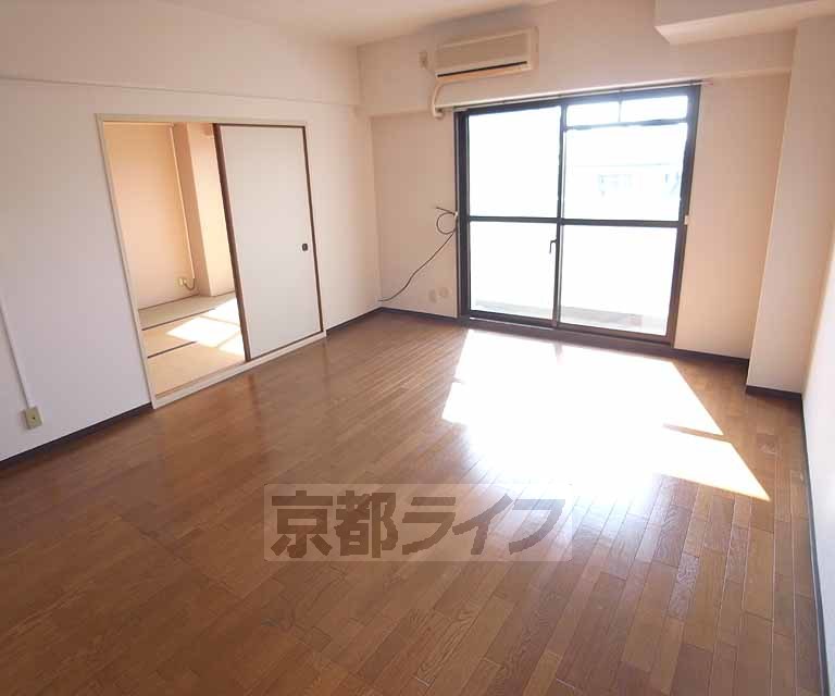 居室・リビング　日当たり良好の明るいリビングです。