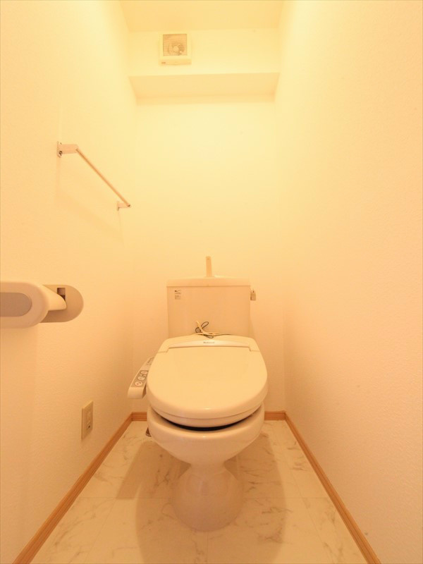 トイレ　温水洗浄便座付き