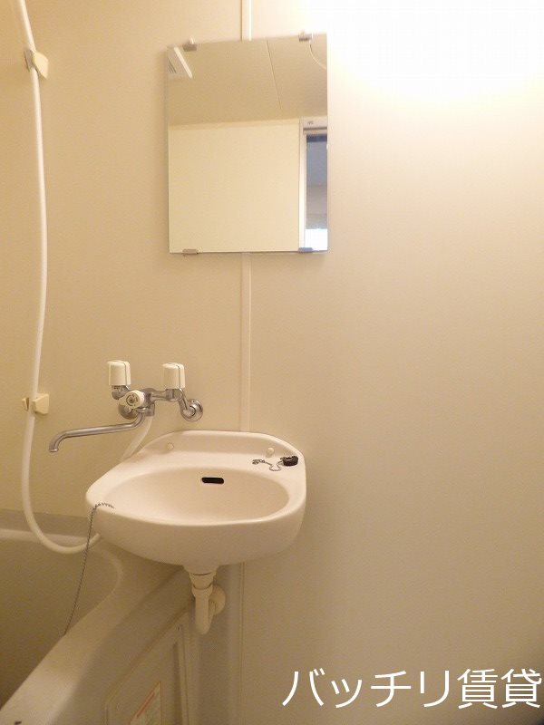 洗面設備　写真は別号室の為の為、現状優先になります。