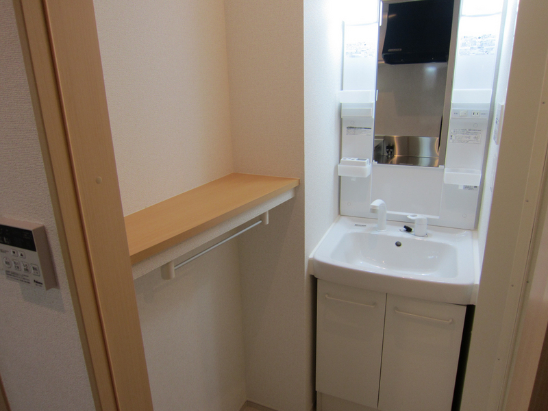 洗面設備　朝の忙しさで重宝するシャンドレ。上下に伸びますよ