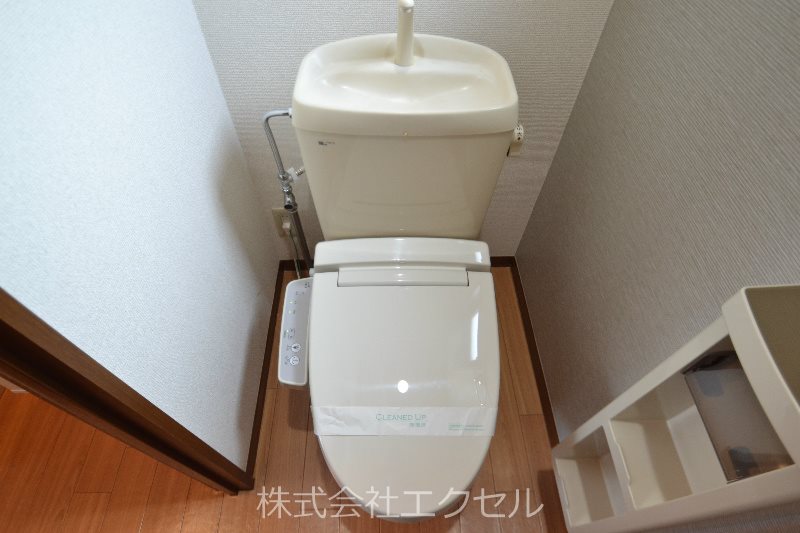 トイレ　温水洗浄機能完備です。