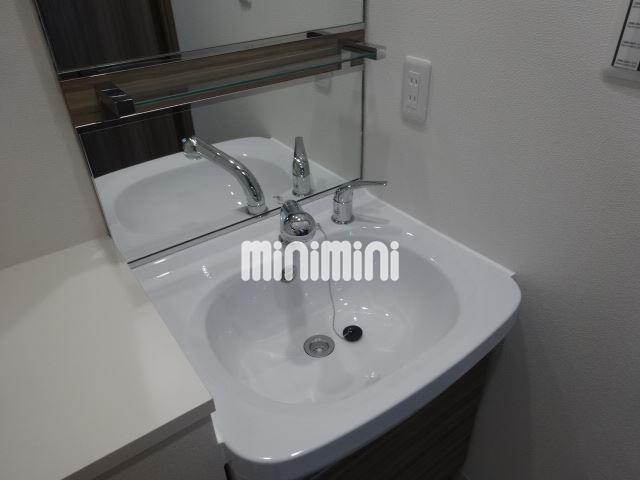 エントランス　大きな鏡付きのオシャレな洗面台です！