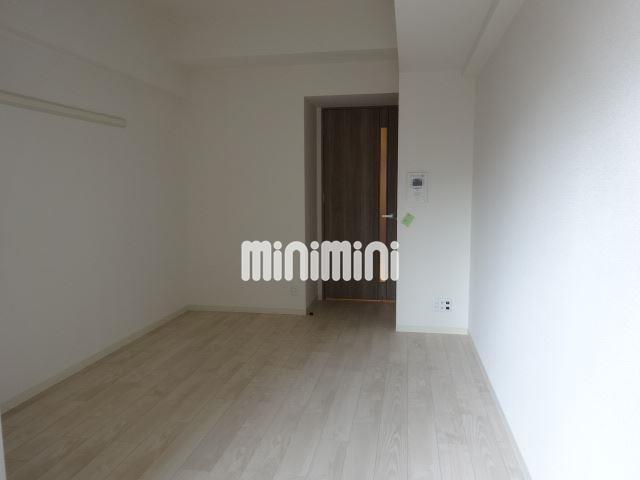 バルコニー　ホワイトとブラウンで、落ち着いた印象のお部屋です