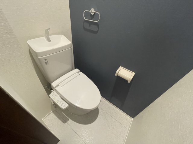 トイレ　温水洗浄便座機能付きのトイレです♪