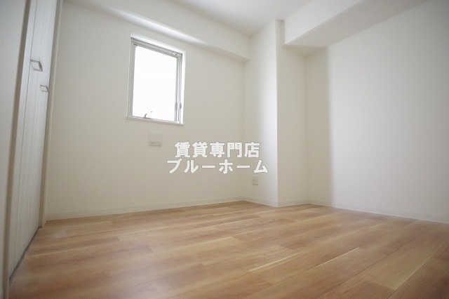 その他　玄関すぐ横にある5.5帖の洋室！