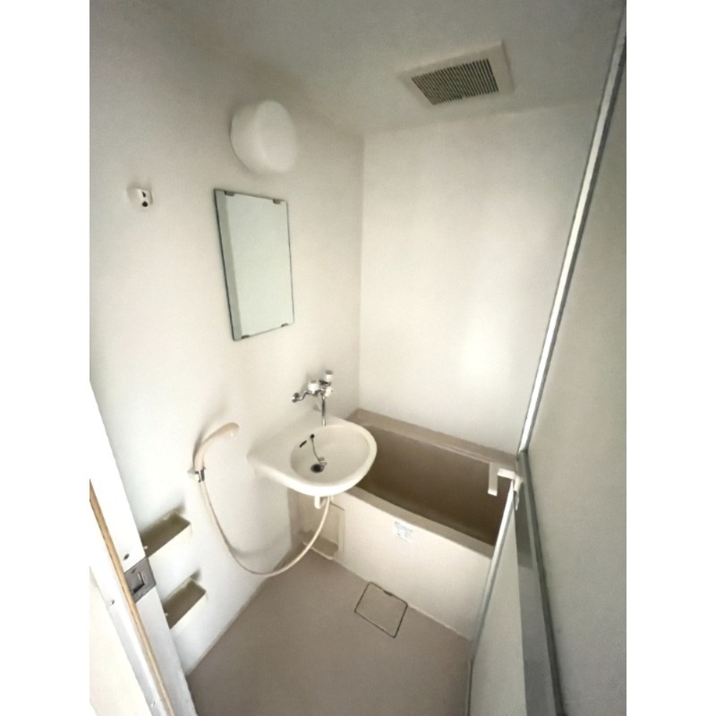 バス・シャワールーム　シンプルで機能的なユニットバスです