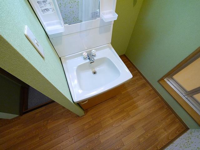 洗面設備　朝の支度にも助かる、独立の洗髪洗面化粧台