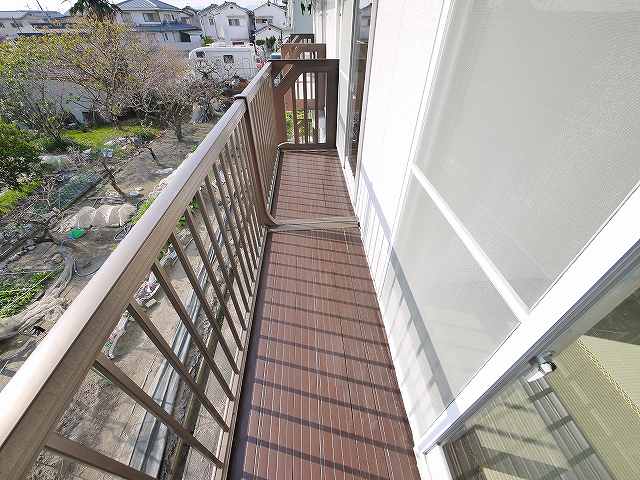 バルコニー　暖かな日差しのふりそそぐバルコニー