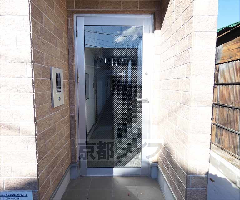 その他共有部分　建物の入り口に鳴ります。