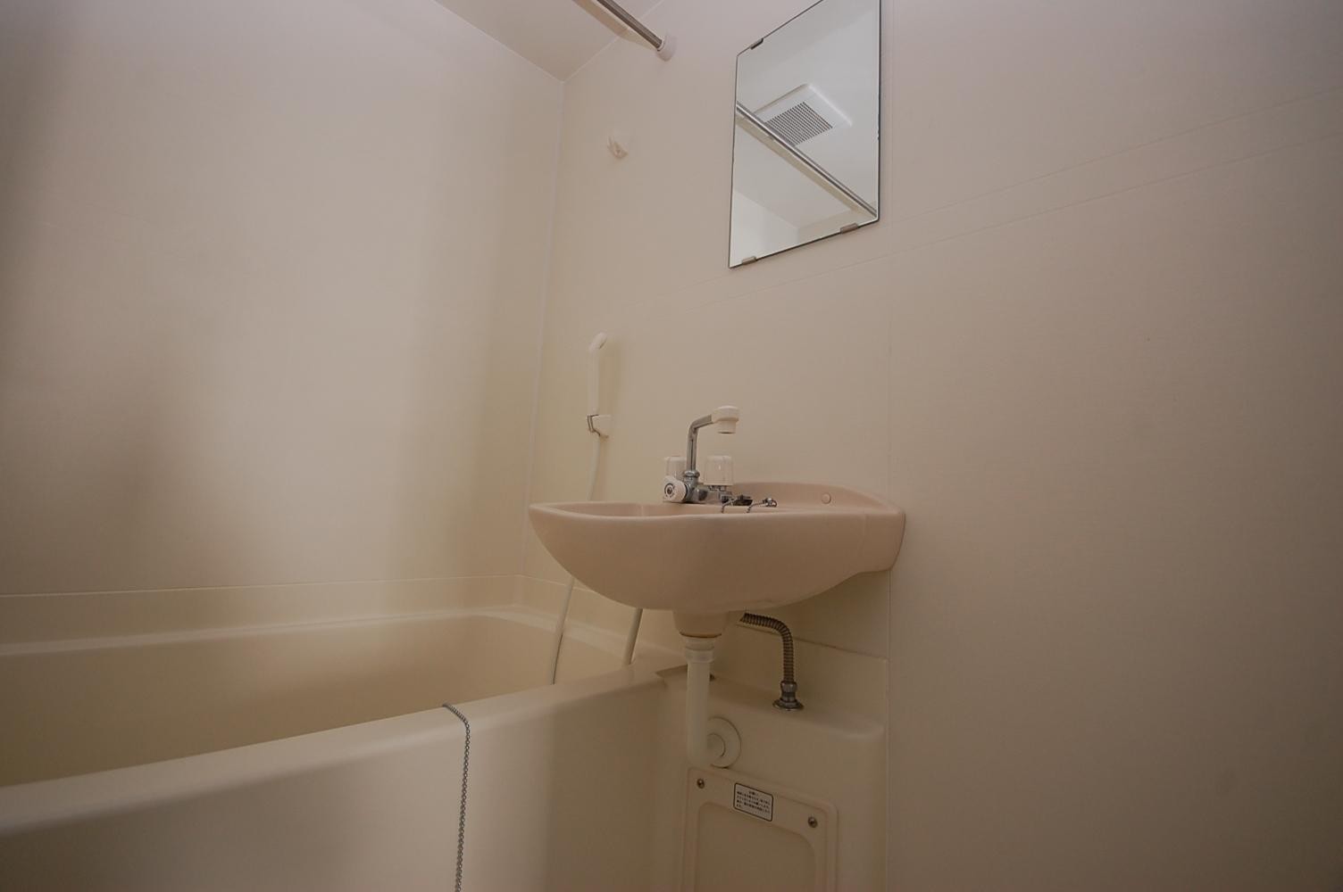 バス・シャワールーム　コンパクトで使いやすいお風呂です