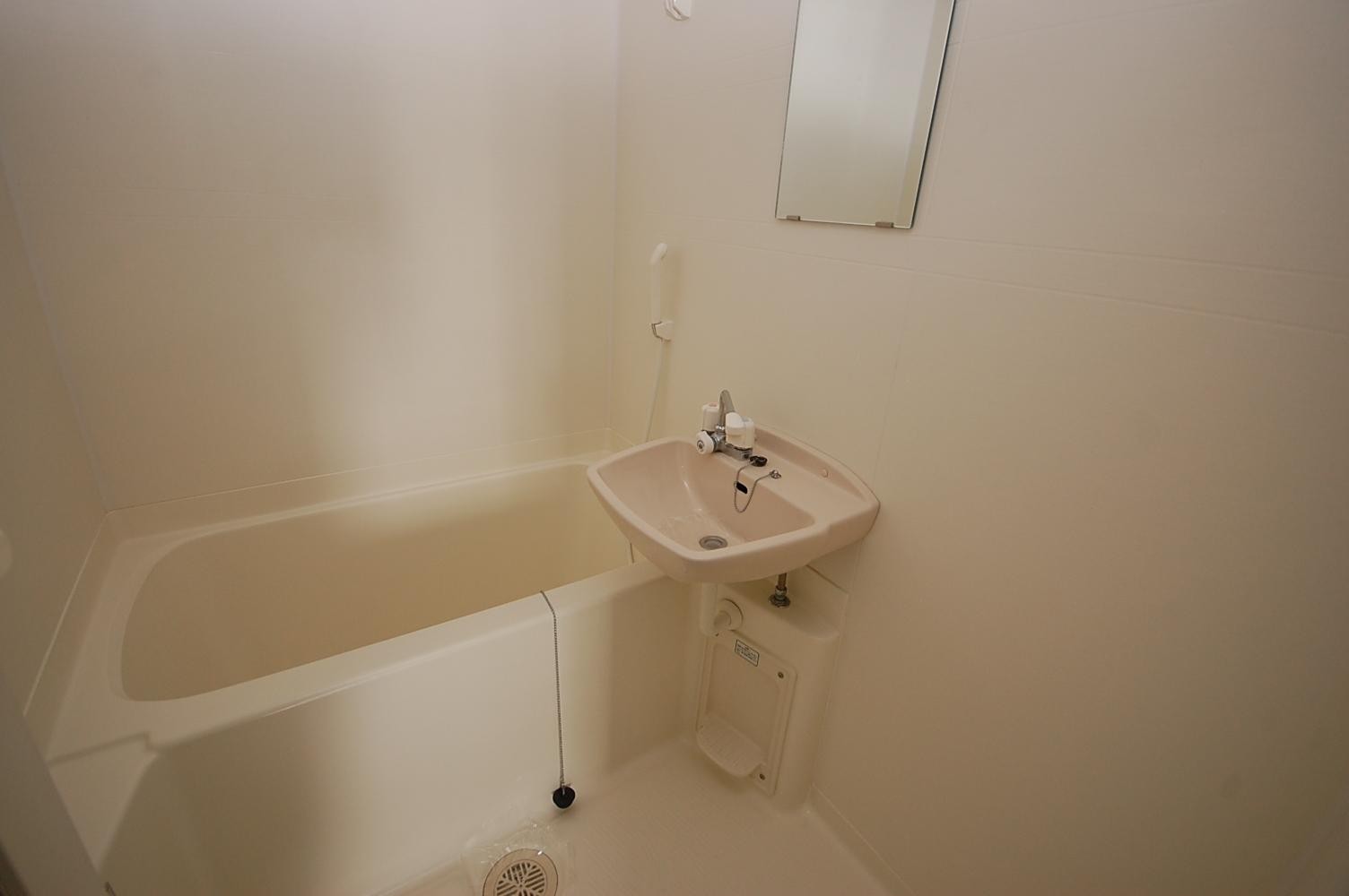 洗面設備　明るい洗面所です