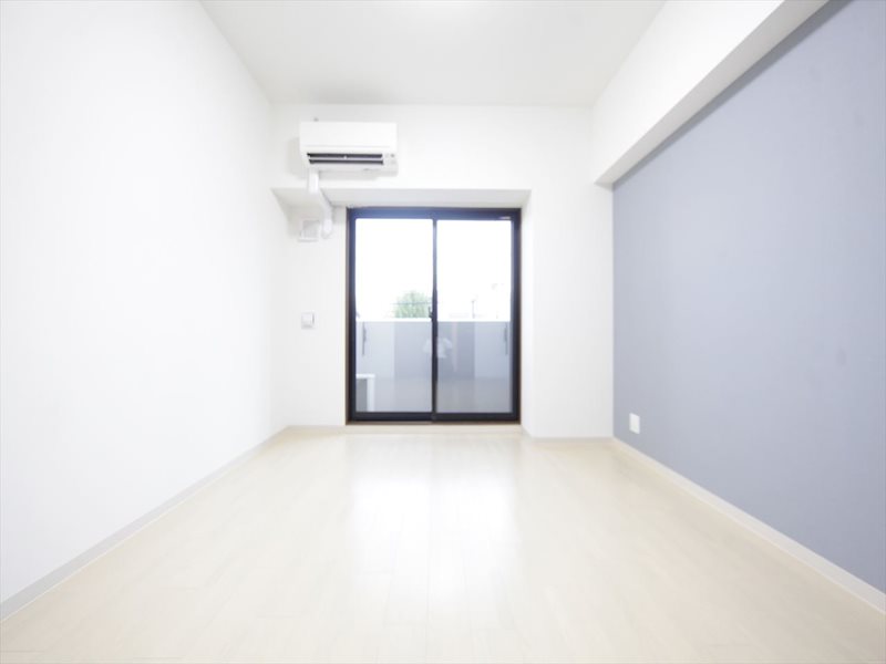 バルコニー　洋室8.28帖　エアコン完備　南向バルコニー　収納充実