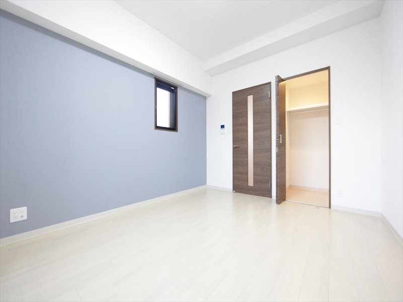 居室・リビング　洋室8.28帖　エアコン完備　南向バルコニー　収納充実