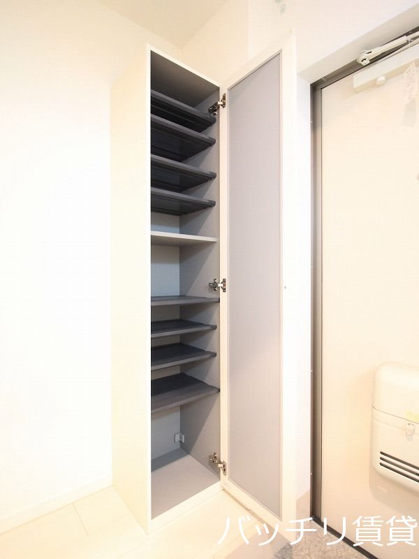 玄関　別号室タイプの為、現状を優先致します。