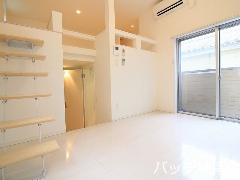 バルコニー　別号室タイプの為、現状を優先致します。