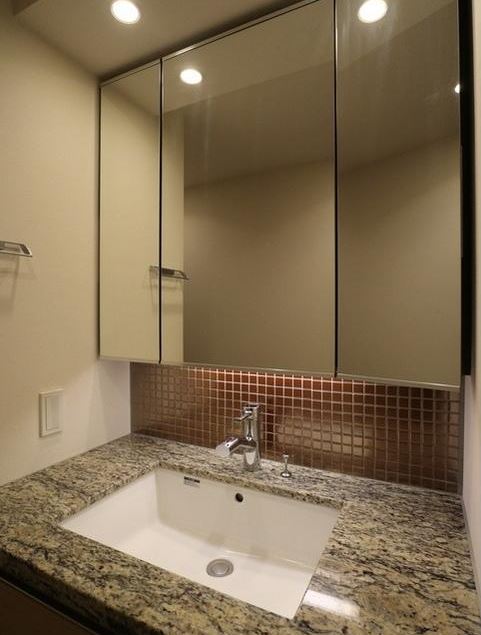 洗面設備　高級感のある洗面化粧台