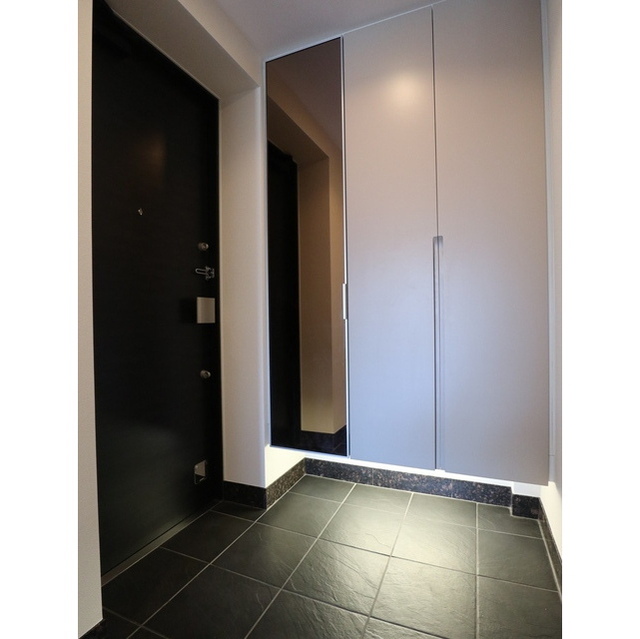 玄関　便利な姿見鏡付き