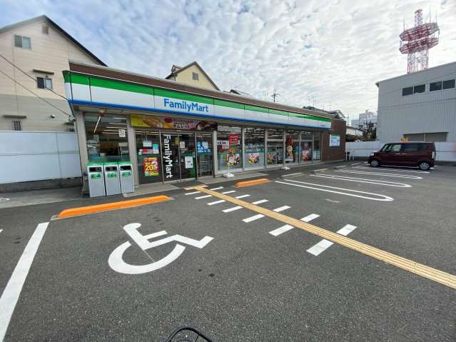コンビニ　ファミリーマート箱殿町店（コンビニ）まで389m