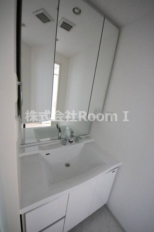 洗面設備　独立洗面台、朝の身支度には欠かせません