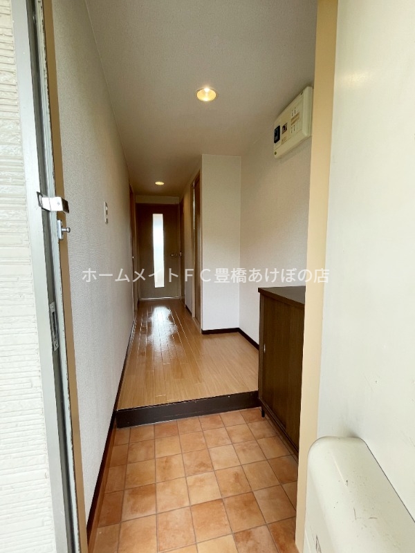 玄関　同型別部屋写真（反転）