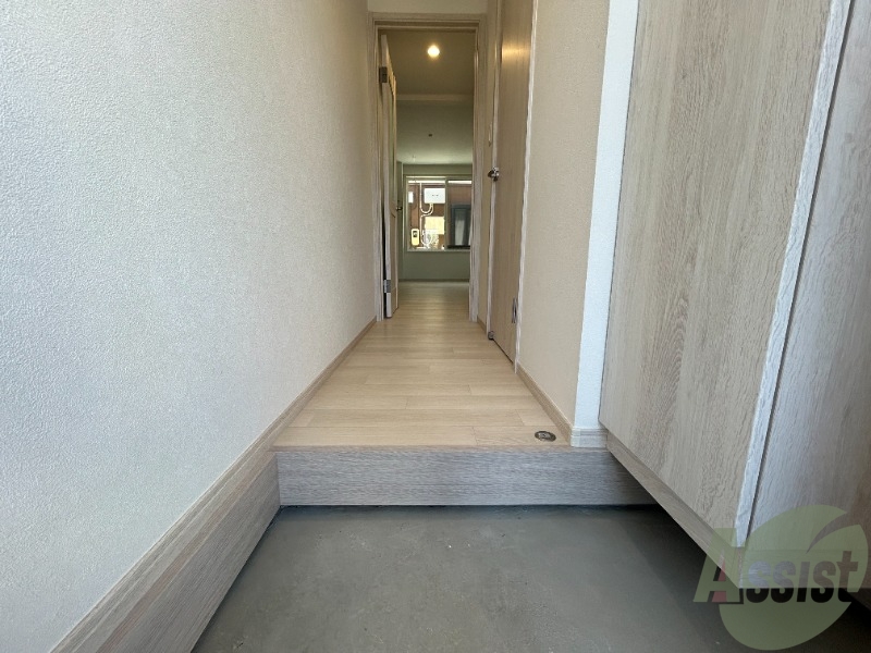 玄関　玄関は敷居が高くなく靴の着脱がしやすそうです。