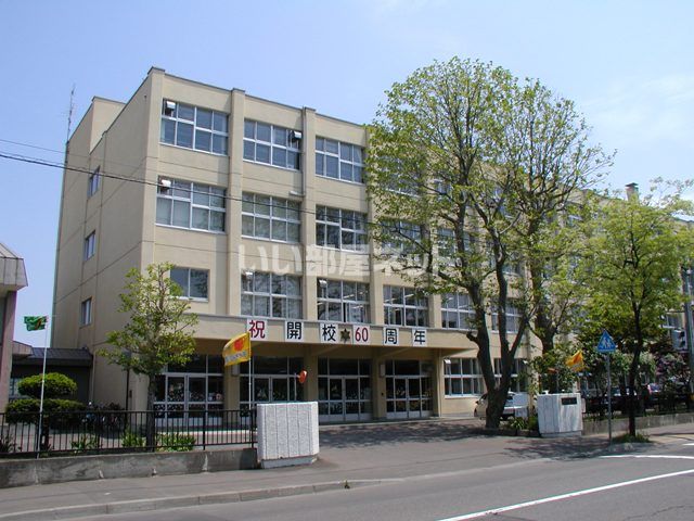 小学校　美香保小学校（小学校）まで1052m