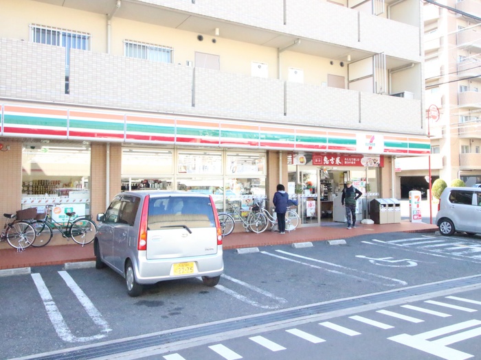 コンビニ　セブンイレブン（コンビニ）まで251m