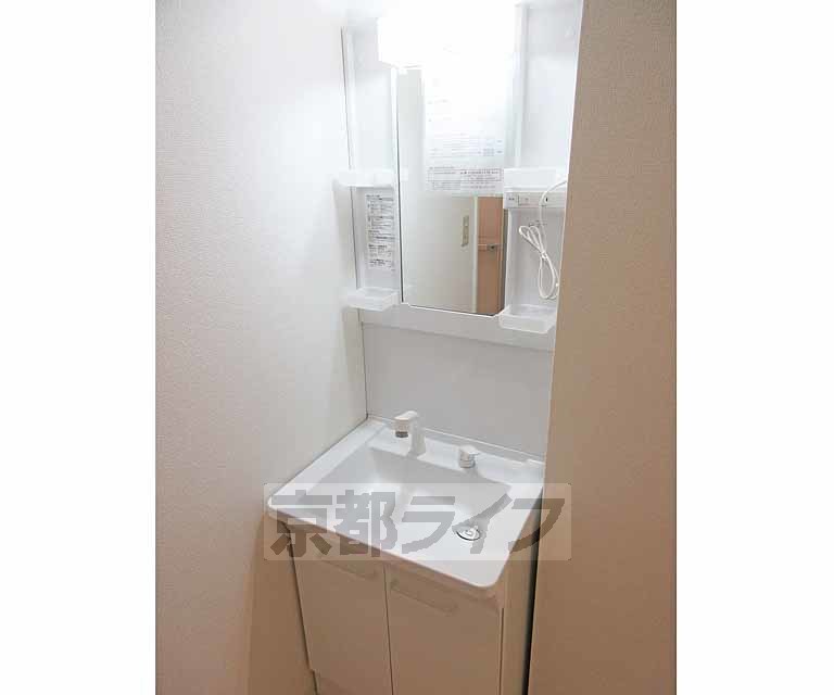 洗面設備　嬉しい独立洗面台・小物もたくさん置けます