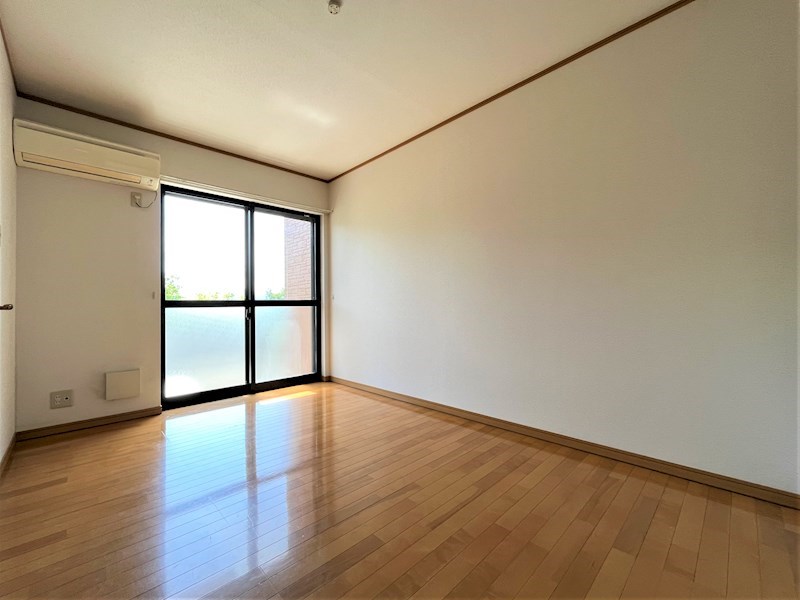 居室・リビング　同物件別部屋