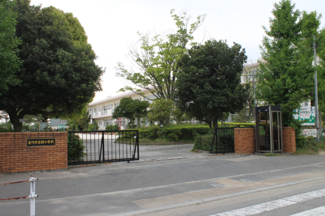 小学校　吉川市立関小学校（小学校）まで582m