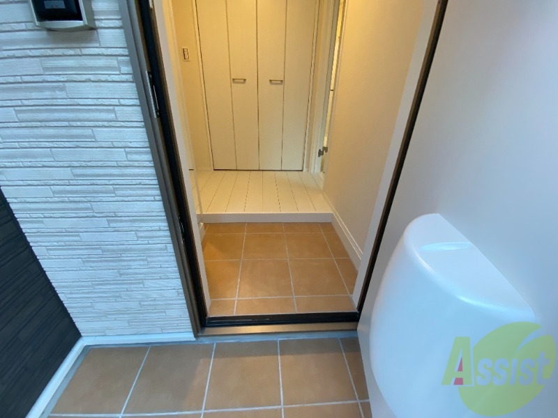 玄関　玄関から撮影しました。敷居が高くなくて安心ですね。