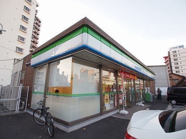 コンビニ　ファミリーマート小倉北三萩野１丁目店（コンビニ）まで122m