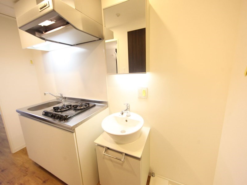 洗面設備　オシャレな独立洗面台　収納スペース有