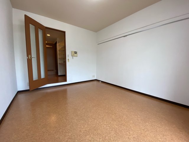 居室・リビング　エアコン付きで快適に過ごせます♪