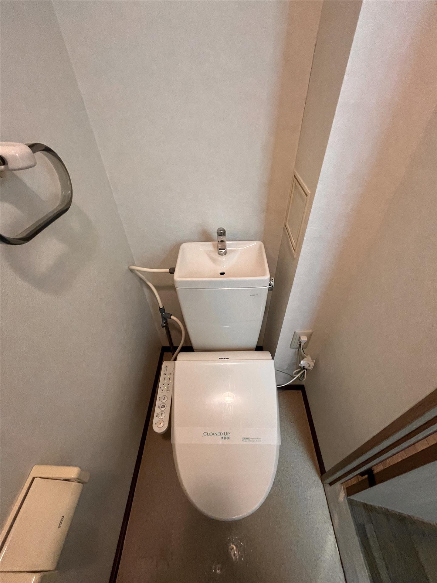 トイレ　写真は別部屋です。