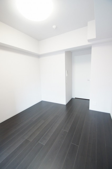 その他部屋・スペース　落ち着いた色合いの床材を使用した居住空間